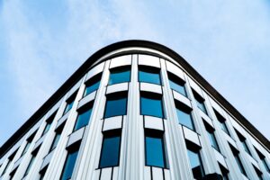 Jak kombinovat barvy oblečení: Průvodce barevným laděním