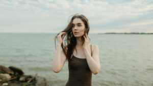 Tmavě zelené šaty: Doplňky pro dokonalý vzhled